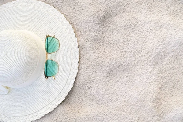 Chapeaux Lunettes Sont Situés Sur Les Plages Mer Bleue Par — Photo