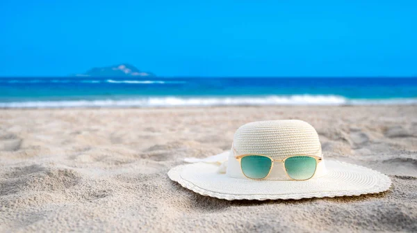 Sombreros Gafas Encuentran Las Playas Del Mar Azul Día Claro —  Fotos de Stock