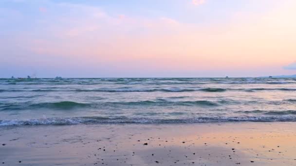 Волны Бьют Пляжу Морю Вечером Горькому Небу — стоковое видео