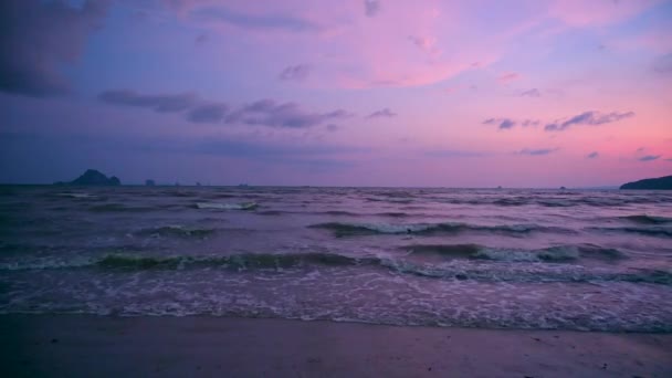 Die Wellen Schlagen Auf Den Strand Das Meer Abend Der — Stockvideo