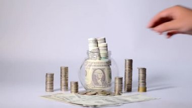 İnsanların elleri örtüşen paraları koyuyorlar.