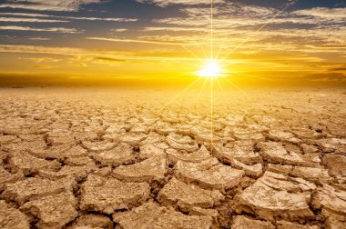 kurak kil toprak güneş çöl küresel ısınma kavramı kırık yanık toprak toprak kuraklık çöl manzara dramatik günbatımı