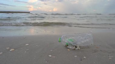 Sahilde plastik atıklar, deniz, doğa kavramı ve çevre koruma