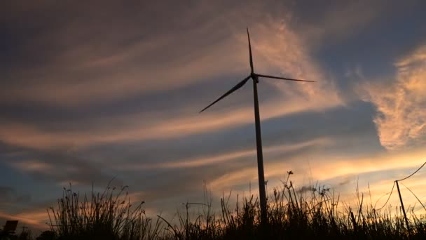Ветряные турбины вращаются во время заходящего солнца. Time Lapse 4K — стоковое видео
