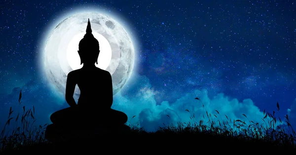 Будда Медитировал Среди Многих Звезд Большой Луны — стоковое фото