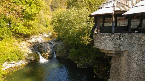 Ruisseau Coulant Dans Étang Parmi Les Arbres Côté Bâtiment — Photo