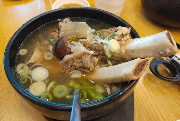 Kemikli geleneksel Kore çorbası.