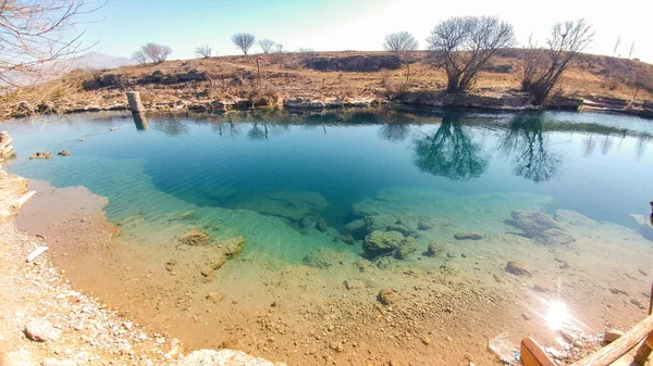 Kışın sonunda sakin bir nehir