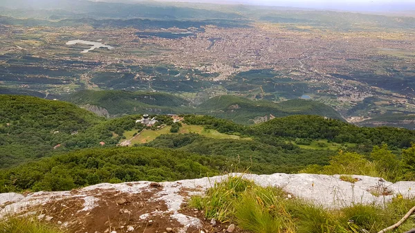 Arnavutluk 'un Dajti dağının tepesinden Tiran manzarası