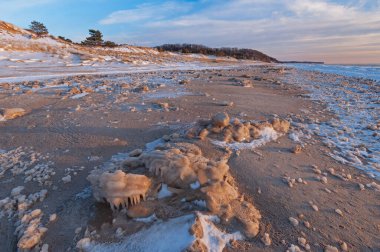 Gün batımında Michigan Gölü 'nün donmuş kışın manzarası, Saugatuck Dunes State Park, Michigan, ABD