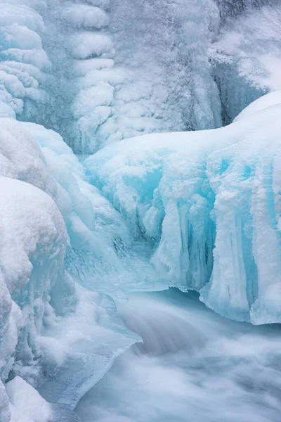 Paisagem Inverno Cascata Capturada Com Borrão Movimento Emoldurada Por Gelo — Fotografia de Stock
