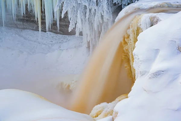 Zimowy Krajobraz Górnego Tahquamenon Falls Uchwycony Przez Poruszenie Otoczony Soplami — Zdjęcie stockowe