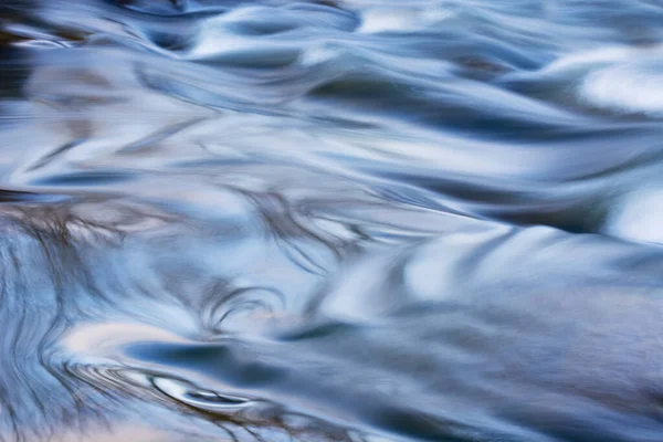 Sommerlandschaft Mit Bewegungsunschärfe Einer Stromschnellen Rabbit River Mit Abstrakten Spiegelungen — Stockfoto