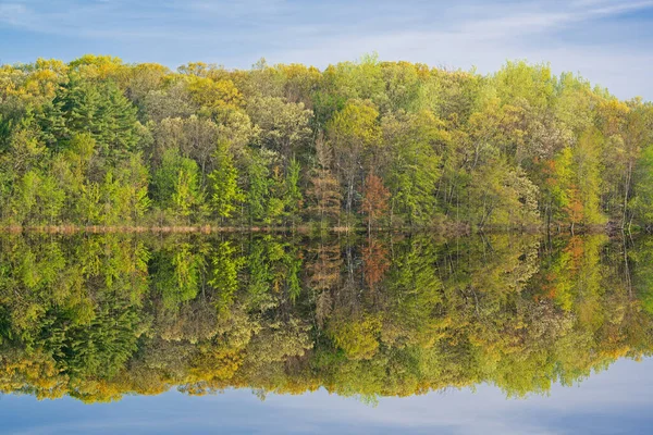 Paisagem Primavera Alvorecer Costa Long Lake Com Reflexos Espelhados Águas — Fotografia de Stock