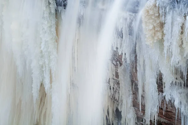 Zimowy Krajobraz Zamarzniętego Górnego Tahquamenon Falls Park Stanowy Tahquamenon Falls — Zdjęcie stockowe