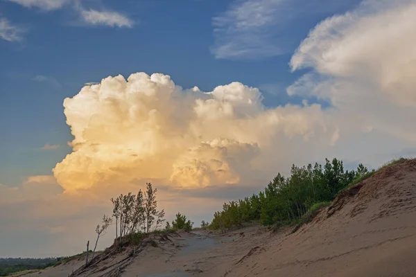 Nyári Táj Röviddel Naplemente Előtt Homokdűne Gyönyörű Felhők Sleeping Bear — Stock Fotó