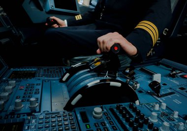 Uçak kabinindeki pilotun kırpılmış görüntüsü