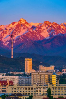 Kazakistan, Almaty şehrindeki Kok Tobe TV kulesi. 