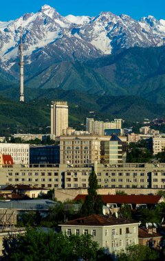Kazakistan, Almaty şehrindeki Kok Tobe TV kulesi. 