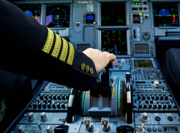 Kivágott Kép Pilótáról Repülőgép Utasterében — Stock Fotó