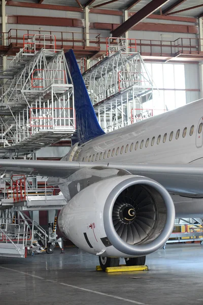 Passenger Aircraft Maintenance Engine Fuselage Repair Airport Hangar — Stock Photo, Image