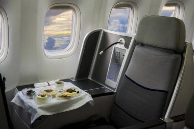 Uçakta lezzetli yemekler servis ediliyor.