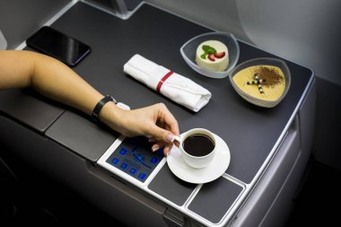 Ticari bir uçakta tatlı ve kahve..