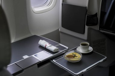 Kahve ve tatlı birinci sınıf uçakta servis ediliyor.