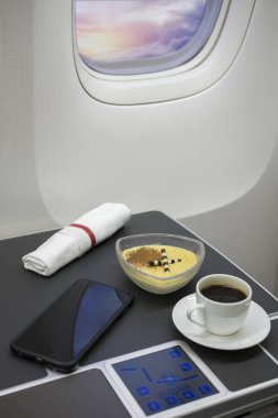 Kahve ve tatlı birinci sınıf uçakta servis ediliyor.
