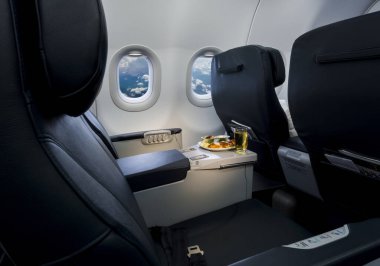 Bir uçak kabininde koltuk sırası