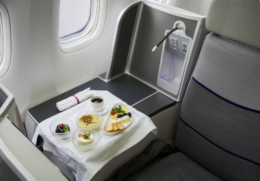 Uçakta lezzetli yemekler servis ediliyor.