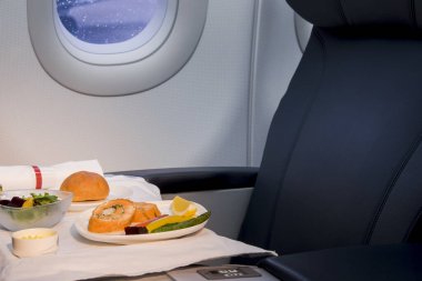 Uçakta lezzetli yemekler servis ediliyor.