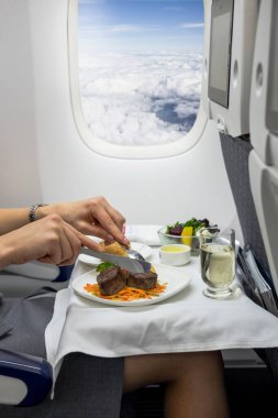 Uçakta lezzetli yemekler servis ediliyor.