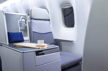 Uçağın içindeki masada bir fincan taze kahve ve gazete.