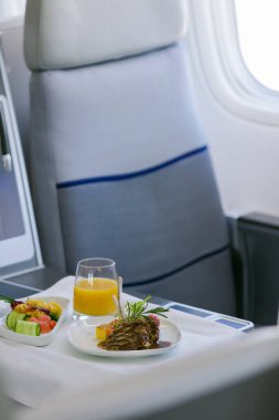 Uçakta nefis yemekler servis ediliyor.
