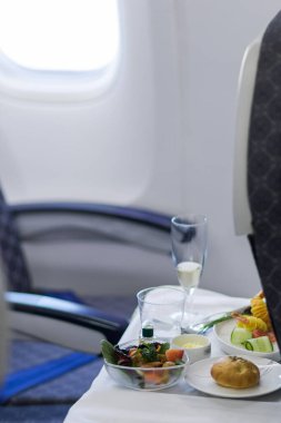Uçakta nefis yemekler servis ediliyor.