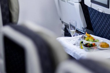 Uçakta nefis yemekler servis ediliyor.