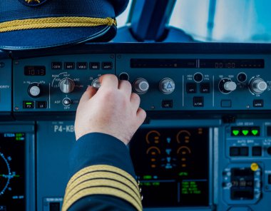 Uçak kabinindeki pilotun kırpılmış görüntüsü