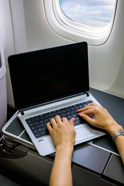 Empresária Trabalhando Com Laptop Avião — Fotografia de Stock