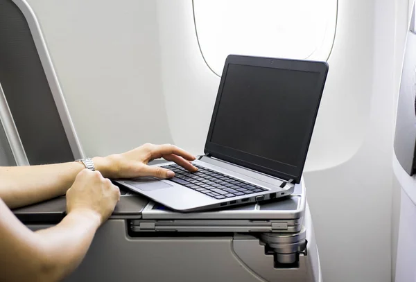 Empresária Trabalhando Com Laptop Avião — Fotografia de Stock