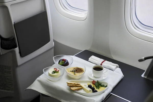 Sabrosa Comida Servida Bordo Del Avión — Foto de Stock