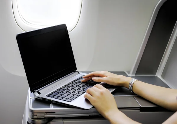 Деловая Женщина Работающая Ноутбуком Самолете — стоковое фото