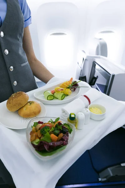 Azafata Sirviendo Comida Avión — Foto de Stock