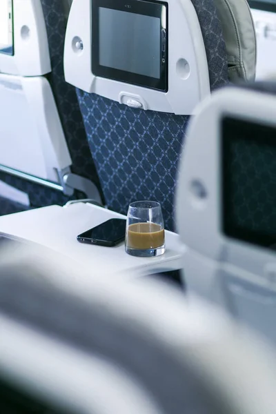 Copo Bebida Com Telefone Mesa Interior Avião — Fotografia de Stock
