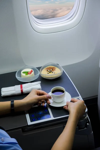 Καφές Που Σερβίρεται Στο Αεροπλάνο — Φωτογραφία Αρχείου