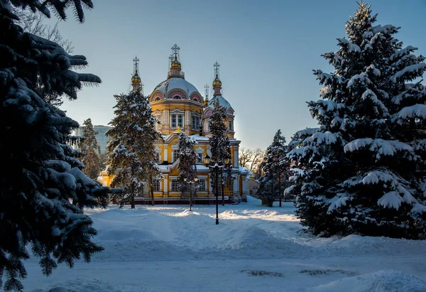カザフスタンアルマトイの木造教会Zenkov大聖堂 — ストック写真
