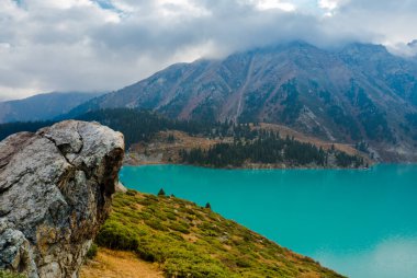 Kazakistan 'da dağları ve gölü olan güzel bir manzara.