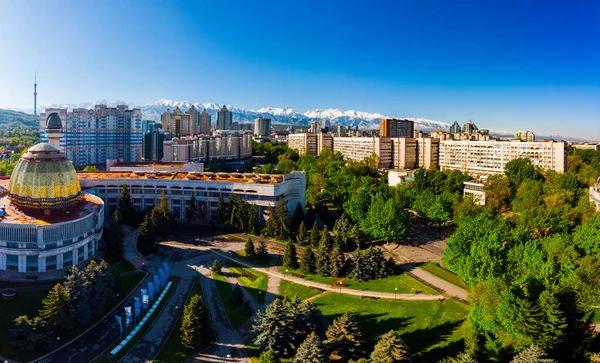 カザフスタンのアルマトイ市の眺め — ストック写真