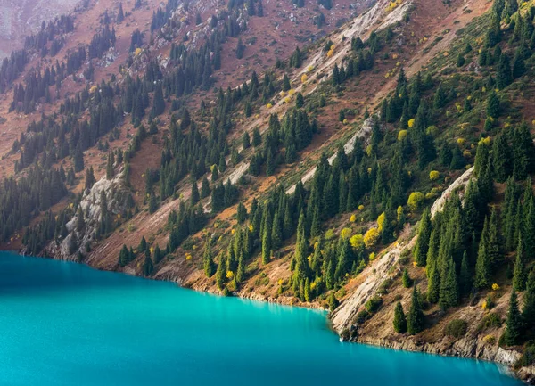 Красивый Пейзаж Горами Озером Казахстане — стоковое фото