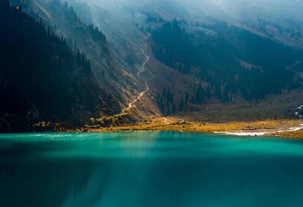 Красивый Пейзаж Горами Озером Казахстане — стоковое фото
